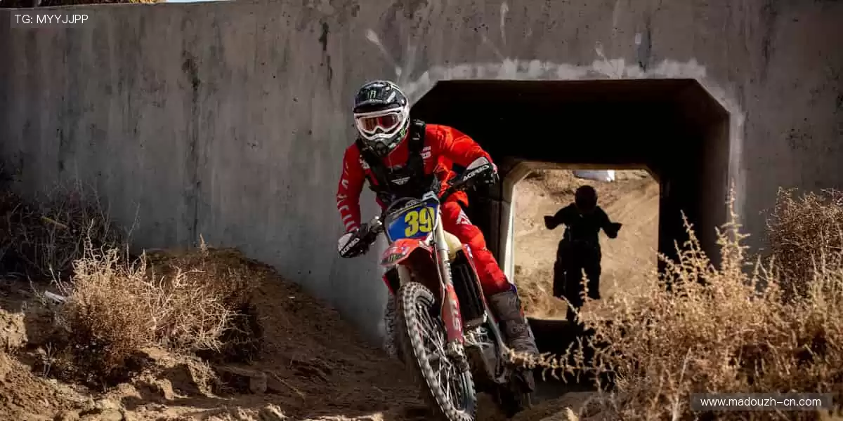 📺高清直播，零时差狂欢！锁定屏幕，不错过每一个绝杀瞬间！